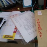汚い中でもひときわ目立つ封筒・・・