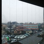天気悪いのに駐車場満杯