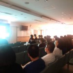 広い外来で勉強会