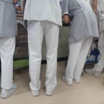学生さんも、狭い所で情報収集