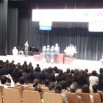 真ん中で挨拶しているのが…