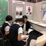 かわいらしい学生さんと