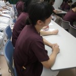 後ろで白衣の学生さん聴講