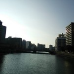 夕方、中州の橋から