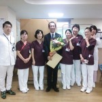 矢島事務長さんを囲んで